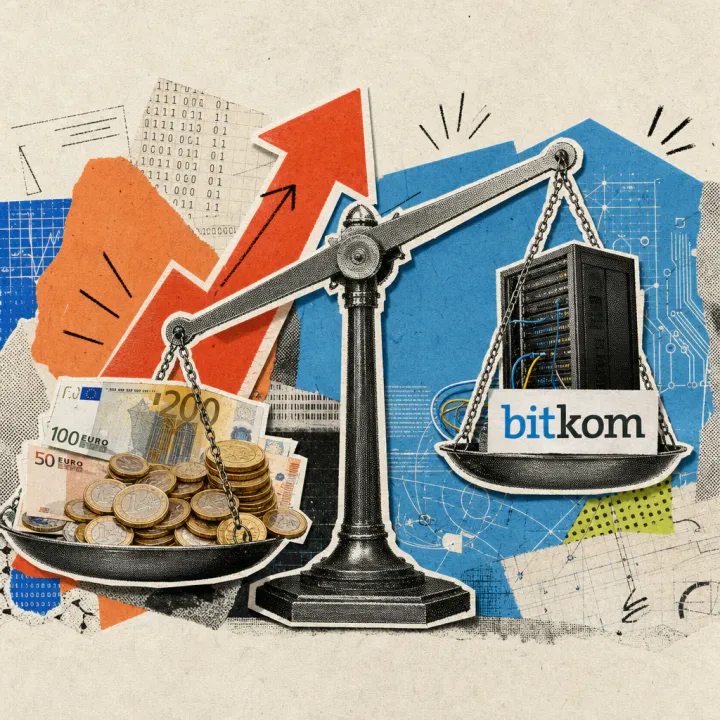 Eine überdimensionale Waage: Auf der einen Schale liegen Euro-Münzen und Geldscheine, auf der anderen ein Bitkom-Logo-Sticker neben einem kleinen Server-Rack – die Geld-Schale sinkt tief nach unten, während im Hintergrund ein roter Pfeil nach oben zeigt.