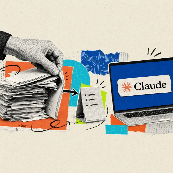 Eine Hand faltet einen dicken Aktenstapel zu einer kurzen Stichpunktliste zusammen, daneben ein Laptop-Bildschirm mit dem Claude-Logo.