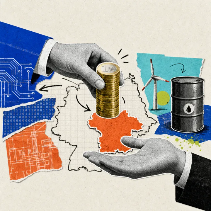 Eine Hand reicht einen goldfarbenen Serverturm aus Euro-Münzen über die Umrisslinie der deutschen Landkarte, im Hintergrund stehen ein Windrad und ein Ölfass für Energie- und Industrieprojekte.
