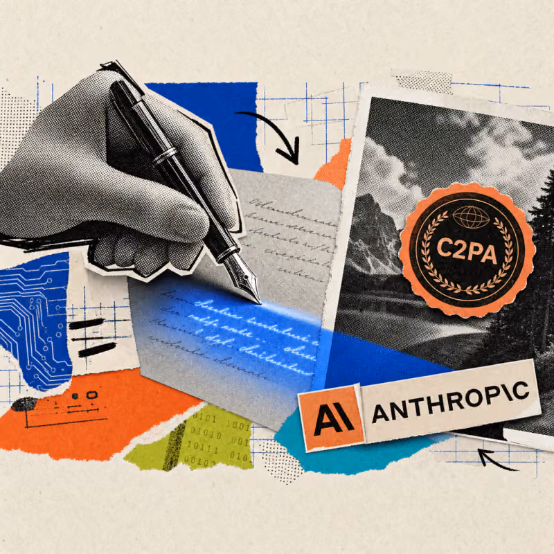 Eine Schreibfeder schreibt Text, dessen Tinte erst in einem blauen Lichtstreifen sichtbar wird; daneben klebt ein rundes Siegel mit der Aufschrift C2PA auf einem Foto, im Hintergrund ein Anthropic-Logo-Sticker.