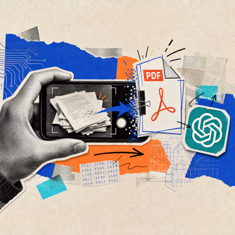 Eine Hand fotografiert mit dem Smartphone mehrere Papierseiten auf einem Schreibtisch, während auf dem Bildschirm ein PDF-Symbol entsteht, daneben ein ChatGPT-Logo-Sticker.