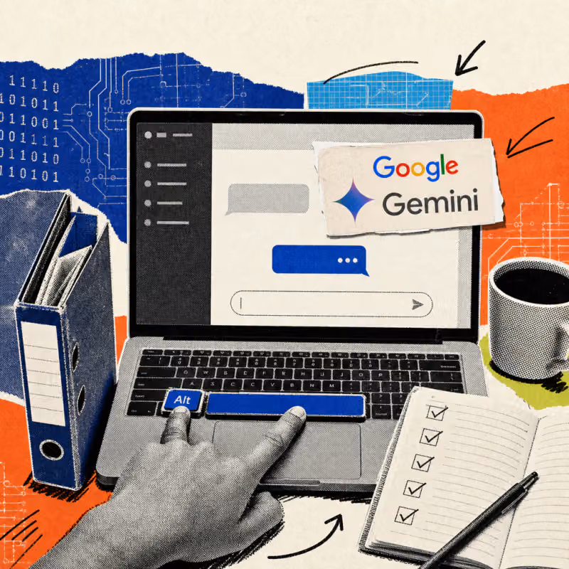 Eine Hand drückt auf einer Laptop-Tastatur gleichzeitig die Alt- und die Leertaste, während darüber ein Fenster mit einem Google-Gemini-Logo-Sticker erscheint, daneben liegen ein Aktenordner und eine Checkliste auf dem Schreibtisch.