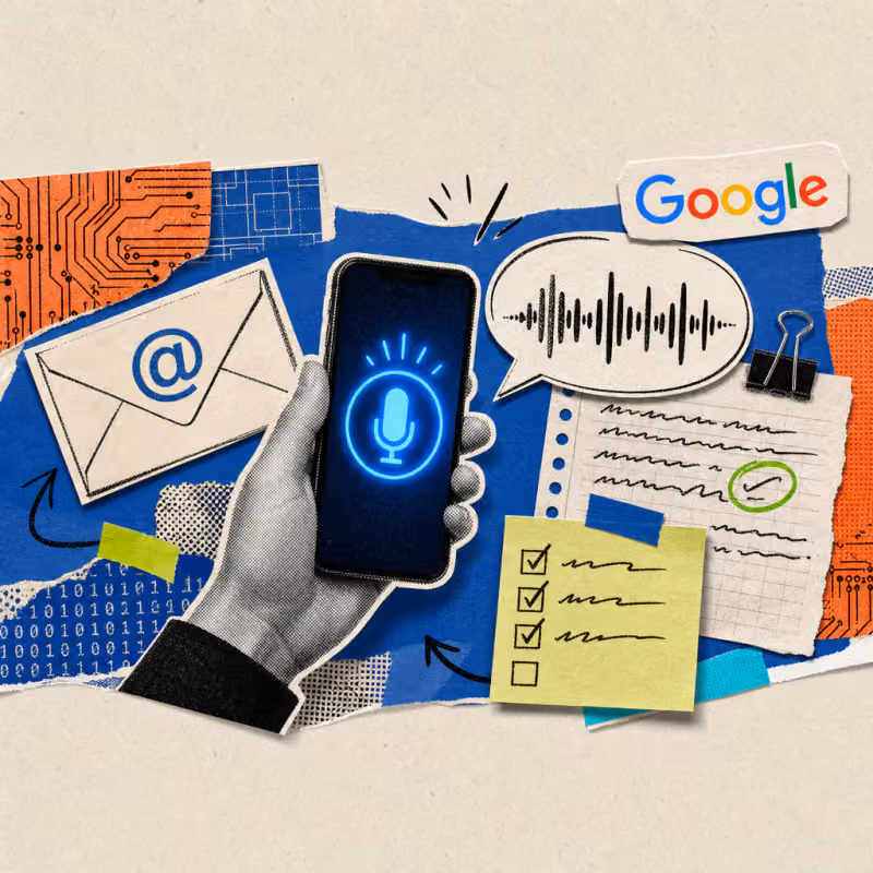 Eine Hand hält ein Smartphone mit Mikrofon-Symbol vor einen Schreibtisch mit Briefumschlag, Dokument und Notizzettel, ein Google-Logo-Sticker klebt am Bildrand.
