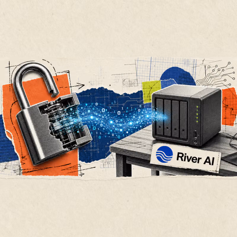Ein Strom aus digitalen Lichtpunkten fließt durch ein aufgebrochenes Vorhängeschloss in einen kleinen Heimserver, daneben ein Aufkleber mit dem Schriftzug River AI