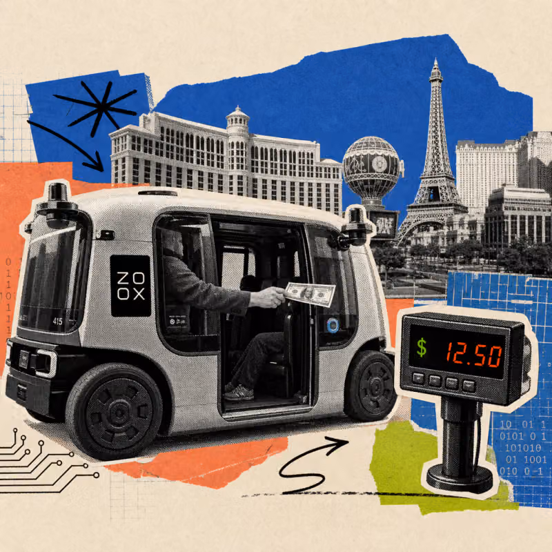 Ein Fahrgast reicht aus der offenen Tür eines Zoox-Robotaxis einen Dollarschein nach draußen, daneben zeigt ein Taxameter 12,50 Dollar, im Hintergrund die Casino-Skyline von Las Vegas mit Eiffelturm-Nachbau.