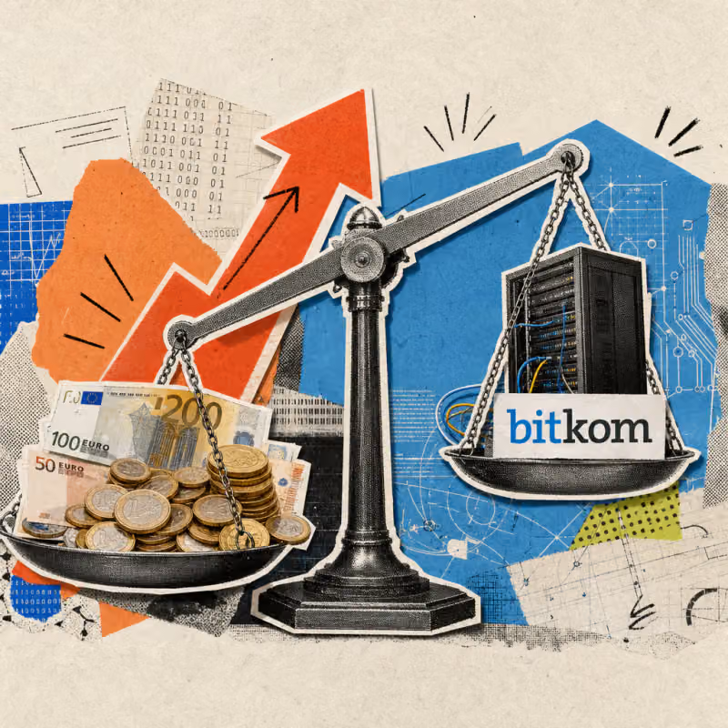 An oversized scale: euro coins and banknotes pile up on one pan, a Bitkom logo sticker next to a small server rack sits on the other – the money side sinks low while a red arrow points upward in the background.